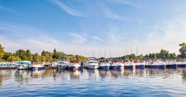 Die Basis im Hafendorf Müritz mit einer Reihe von Booten.