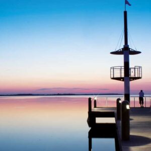 Die Seebrücke im Hafendorf Müritz bei Sonnenuntergang.