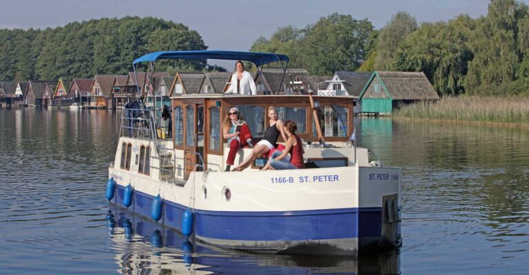 Eine Kormoran vor einer Reihe von bunten Bootshäusern.