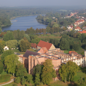 Schloss und Klosteranlage Dargun mit Block auf einen Nebenarm der Peene