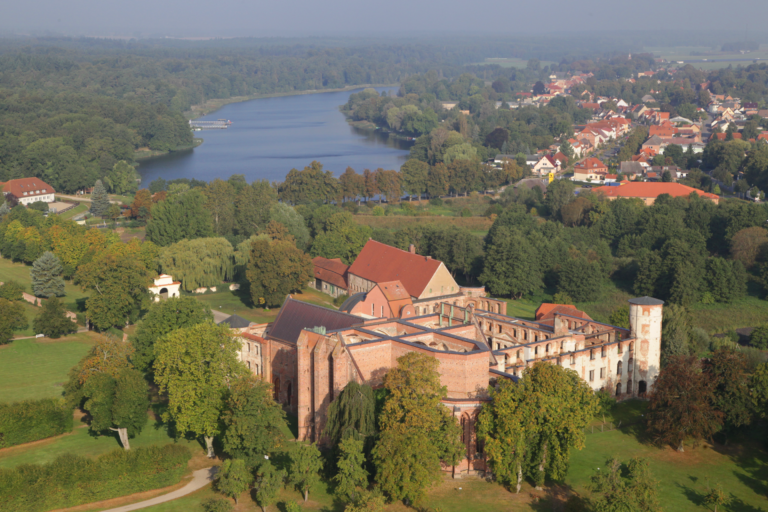 Schloss und Klosteranlage Dargun mit Block auf einen Nebenarm der Peene