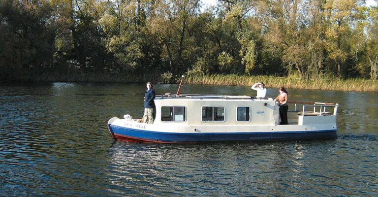 Drei Personen auf der Welle auf der Müritz.