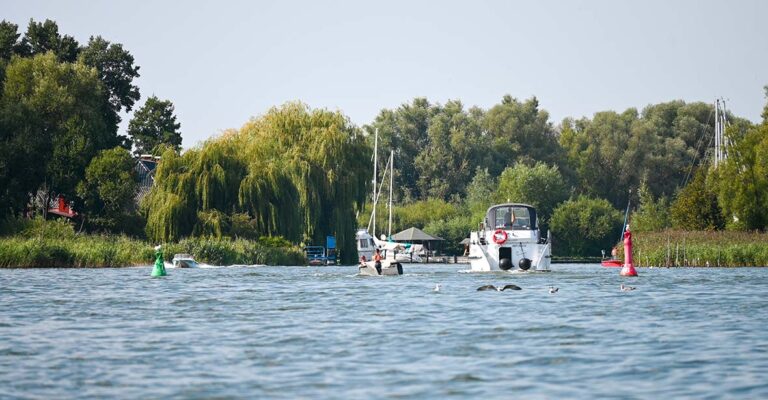 Einige Boote bei der Einfahrt zum Anlegerin Aalbude.