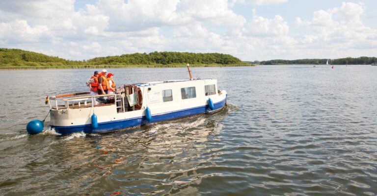 Das Boot Welle auf der Müritz.