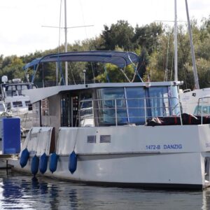 Bugansicht der Aquino 1190, ein weißes Boot mit schwarzen Akzenten.