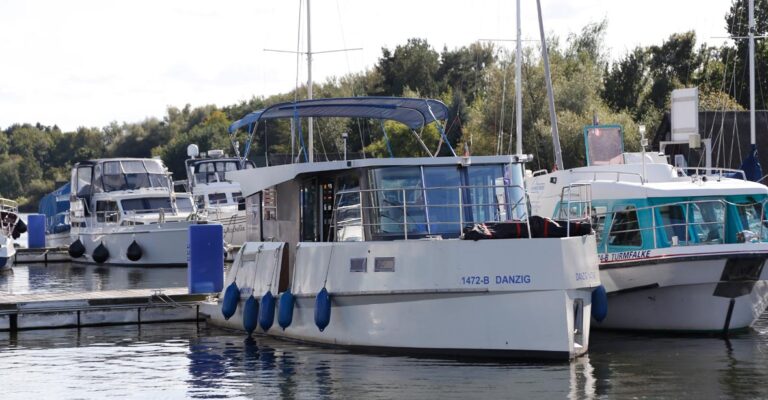 Bugansicht der Aquino 1190, ein weißes Boot mit schwarzen Akzenten.