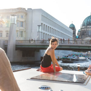 Hausbootfahrt durch Berlin, im Hintergrund der Berliner Dom