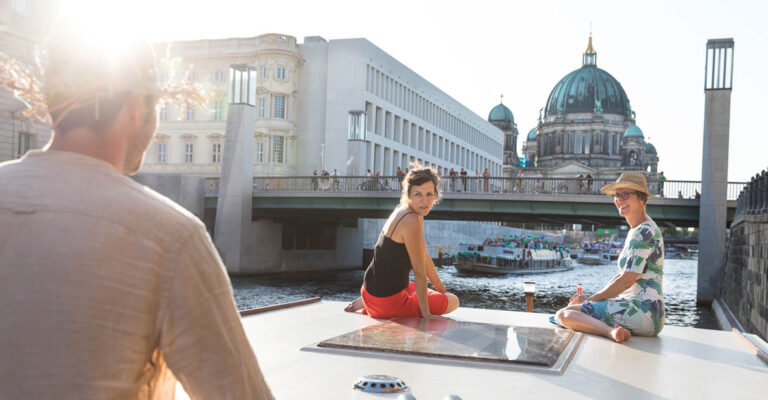 Hausbootfahrt durch Berlin, im Hintergrund der Berliner Dom