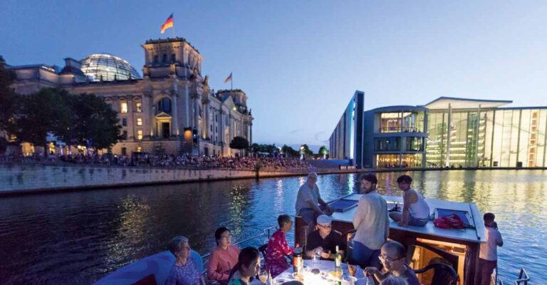 Gruppe von Menschen am Reichstaggebäude am Abend