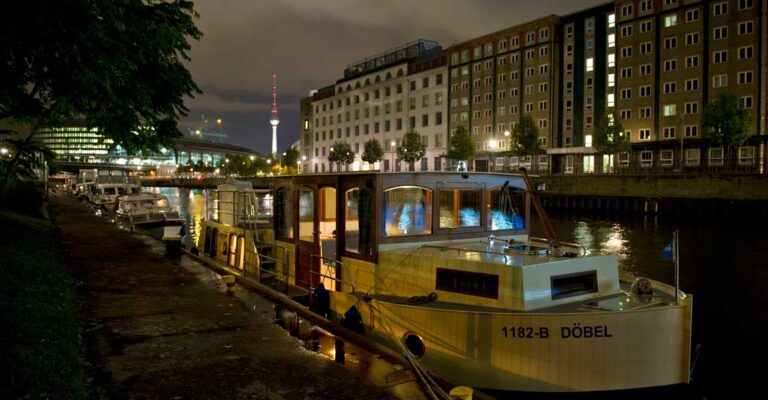 Hausboot bei Nacht in Berlin