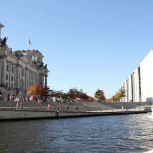 Charterboot im Berliner Regierungsviertel