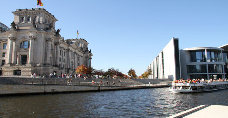 Charterboot im Berliner Regierungsviertel