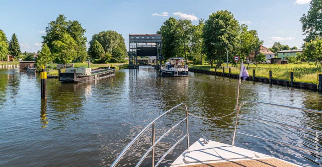 Hausboot vor einer Schleuse