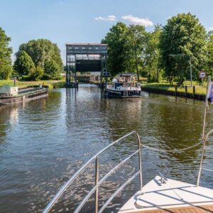 Hausboot vor einer Schleuse