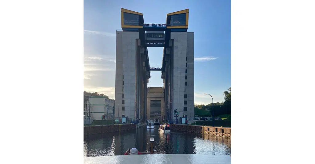 Die Einfahrt in das Neue Schiffshebewerk in Niederfinow