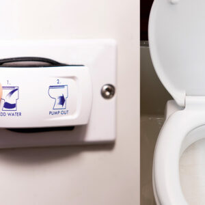 eine Elektrische Toilette der Advanced Kormoran Reihe. Links im Bild die Bedienelemente.