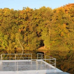 Blick auf die Dachterrasse vor einem herbstlichen Wald