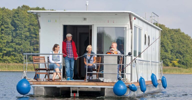 Eine Familie sitzt auf der Veranda des Febo 1180 und genießt ihren Urlaub. Vater und Sohn sitzen gemeinsam am Steuer.