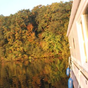 Seitenansicht von einem Hausboot an einer Insel