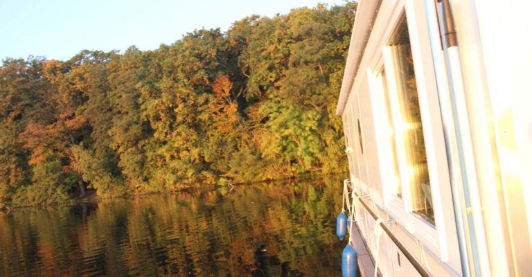 Seitenansicht von einem Hausboot an einer Insel