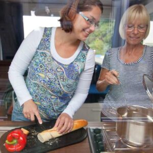 Zwei Frauen kochen in der Küche eines Febo 870