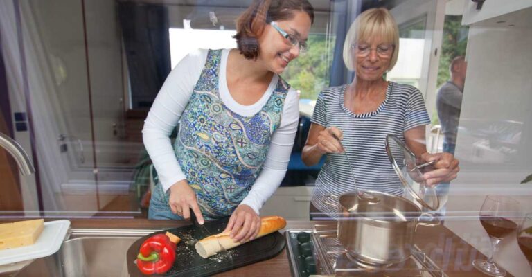 Zwei Frauen kochen in der Küche eines Febo 870