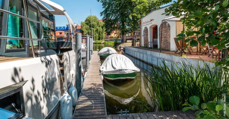 Hausboot an der alten Reederei