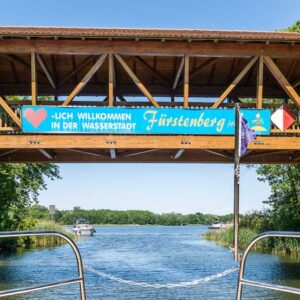 Hausboot Sicht von einer Brücke in Fürstenberg