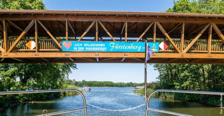 Hausboot Sicht von einer Brücke in Fürstenberg