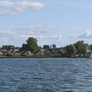 Das Hafendorf Müritz aus der Ferne mit Blick auf die vielen Ferienhäuser.