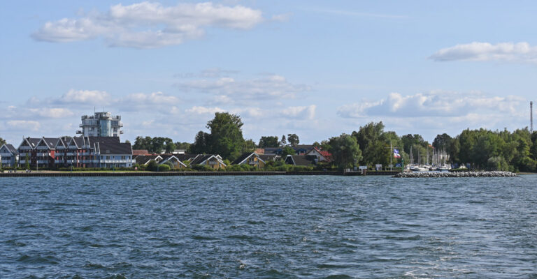 Das Hafendorf Müritz aus der Ferne mit Blick auf die vielen Ferienhäuser.