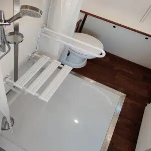 Ein behindertengerechtes Bad mit Dusche zum hinsetzen.