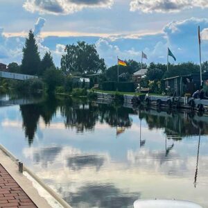 Anleger beim Kösters eck. Ein Boot liegt am Anleger.