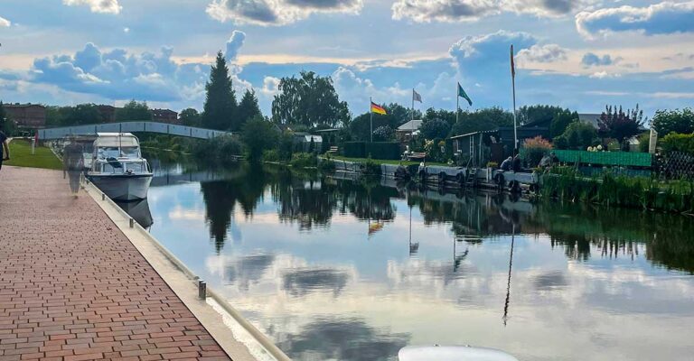 Anleger beim Kösters eck. Ein Boot liegt am Anleger.