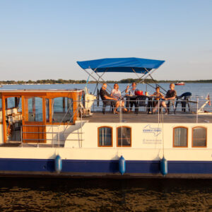 Eine Gruppe beim Grillen auf dem Sonnendeck einer Kormoran 1280