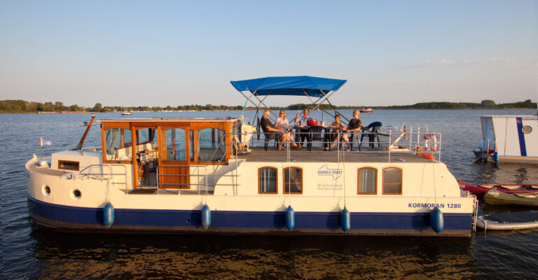 Eine Gruppe beim Grillen auf dem Sonnendeck einer Kormoran 1280