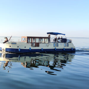 Eine Kormoran 1500 bei Fahrt auf der Müritz.