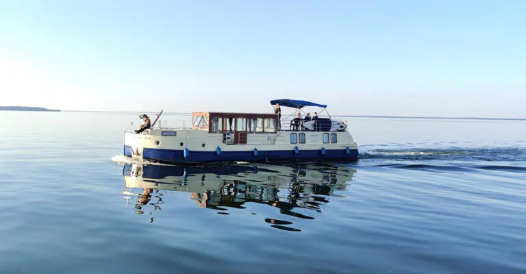 Eine Kormoran 1500 bei Fahrt auf der Müritz.