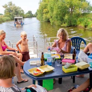 Eine Familie Macht ein Picknick auf dem Sonnendeck einer Kormoran.