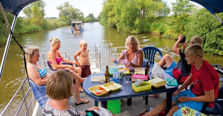 Eine Familie Macht ein Picknick auf dem Sonnendeck einer Kormoran.