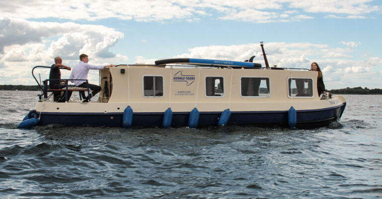 Seitenansicht der Kuinder auf der Müritz.