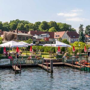 Ein Biergarten mit Anleger in Malchow