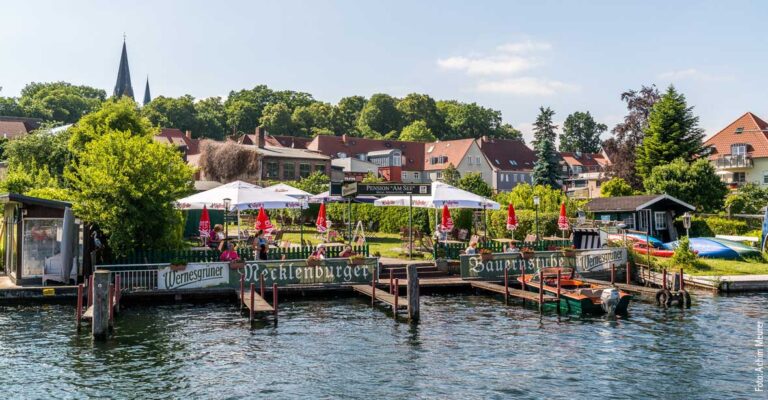 Ein Biergarten mit Anleger in Malchow