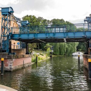 Eine Blaue Brücke wurde für die Durchfahrt einer Kormoran nach oben gefahren.