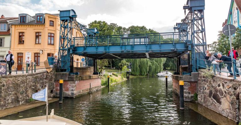 Eine Blaue Brücke wurde für die Durchfahrt einer Kormoran nach oben gefahren.