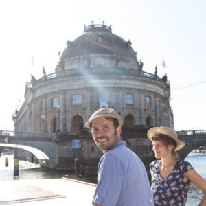 Paar auf dem Deck eines Hausboots mit Blick auf Museuminsel