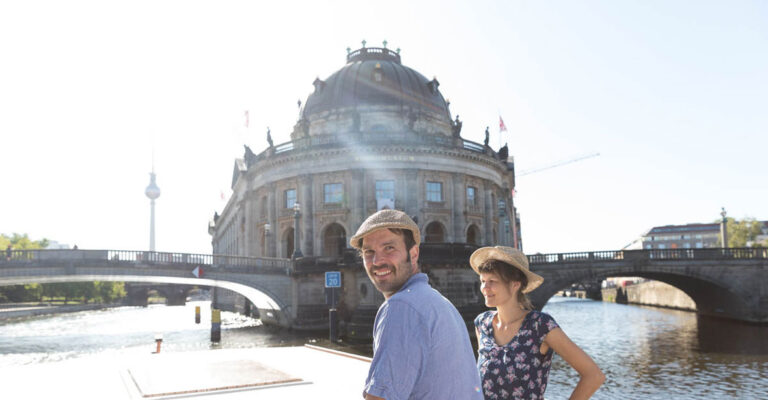 Paar auf dem Deck eines Hausboots mit Blick auf Museuminsel