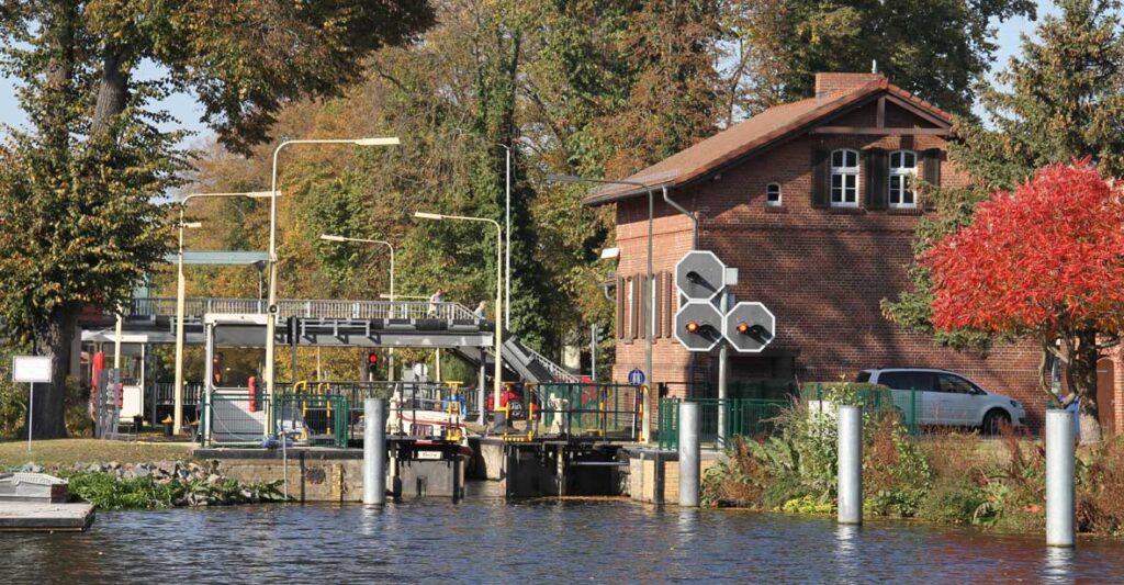 Eine rote Ampel vor der Schleuse Neue Mühle