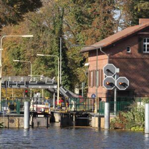 Eine rote Ampel vor der Schleuse Neue Mühle