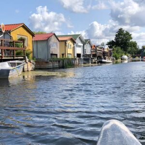 Bunte Reihen von Bootshäusern in Neukahlen